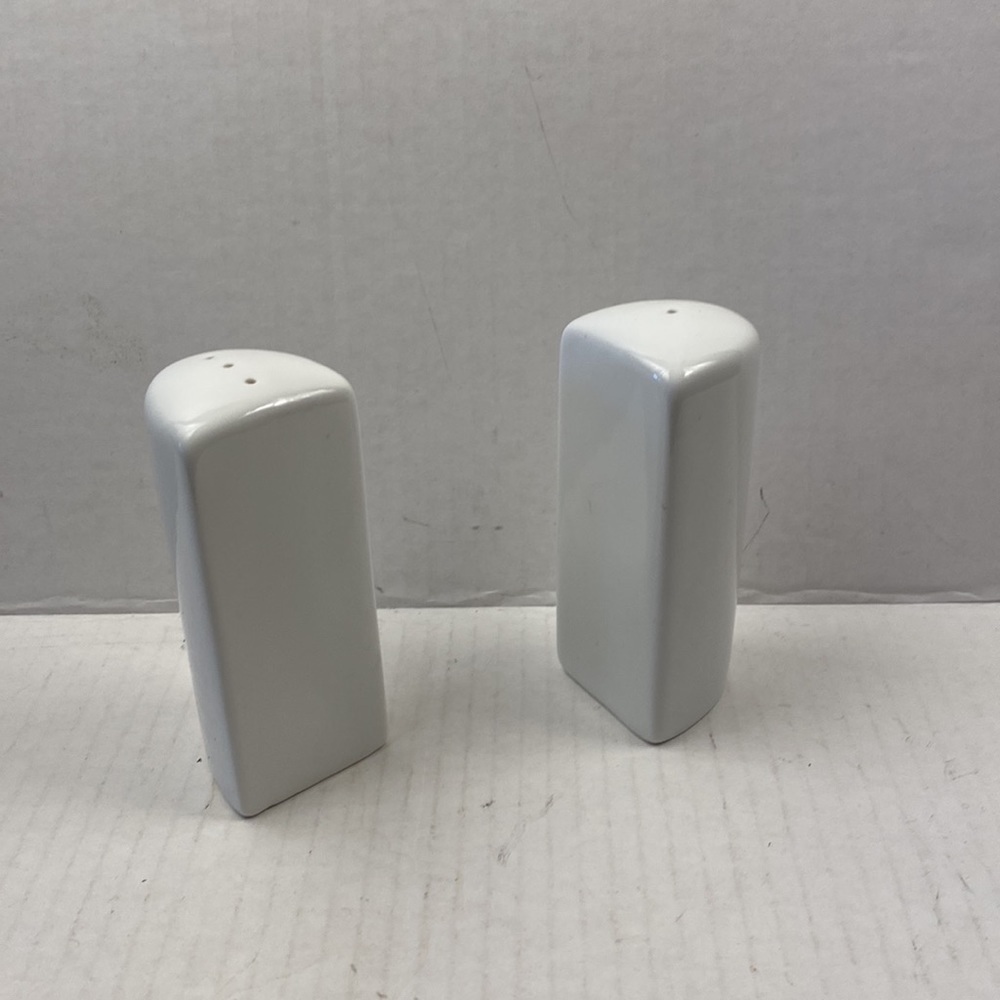 đ
șCERAMIC salt and pepper, shakers white minimalist classic mod clean lines - Picture 5 of 5